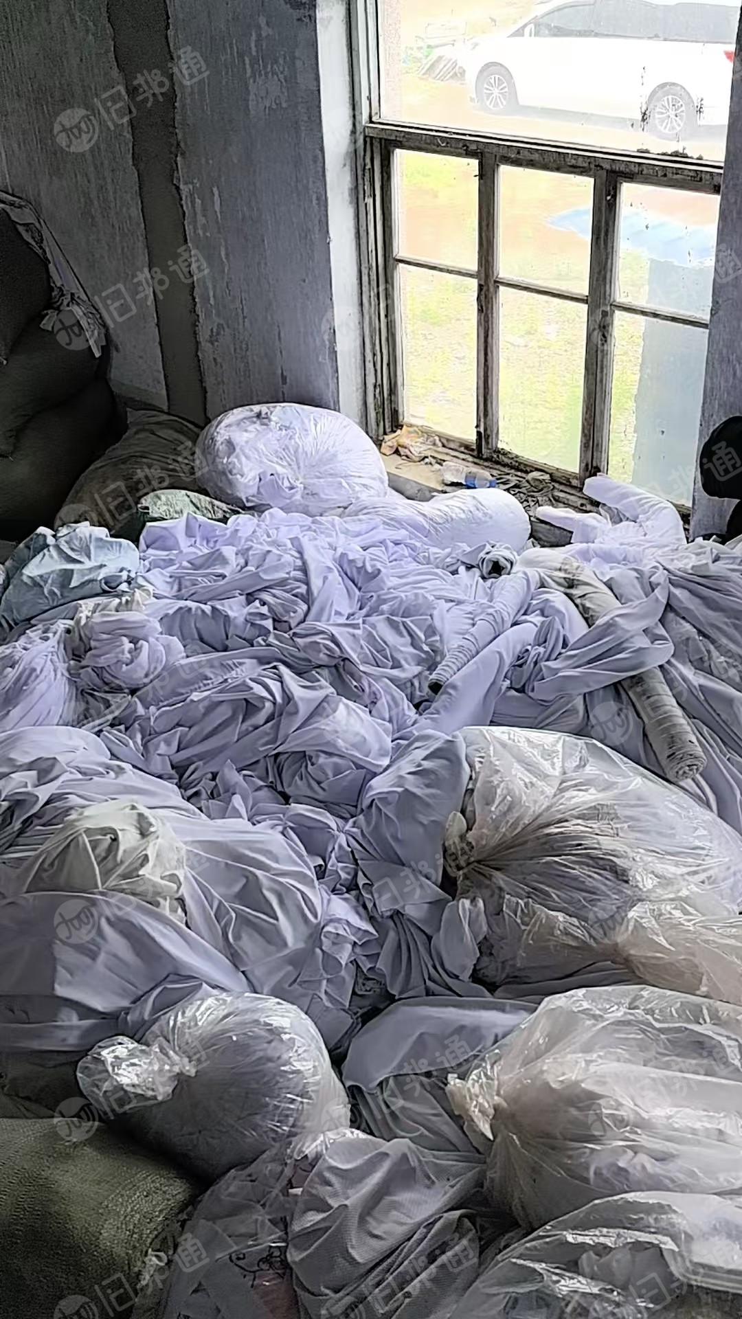 长期出售涤氨废布，涤氨边角料，含氨百分之十五左右，现货30吨左右