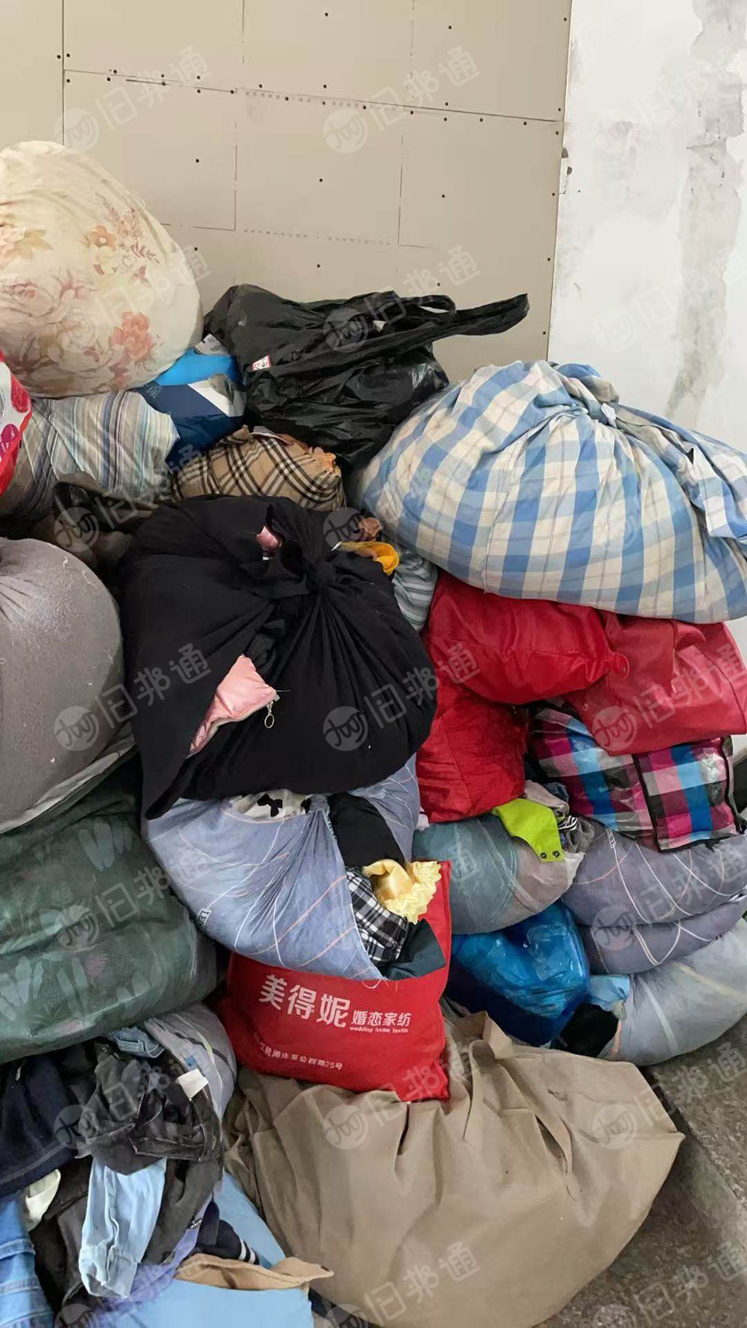 长期出售旧衣服黑料，旧衣服燃烧料，黑料，月供20吨左右