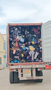 长期出售旧衣服黑料，下脚料，燃烧料，有压包，月供几个柜。江阴跟镇江都有货