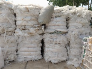 长期出售服装厂下来的水洗低压膜，有标签，现货14吨