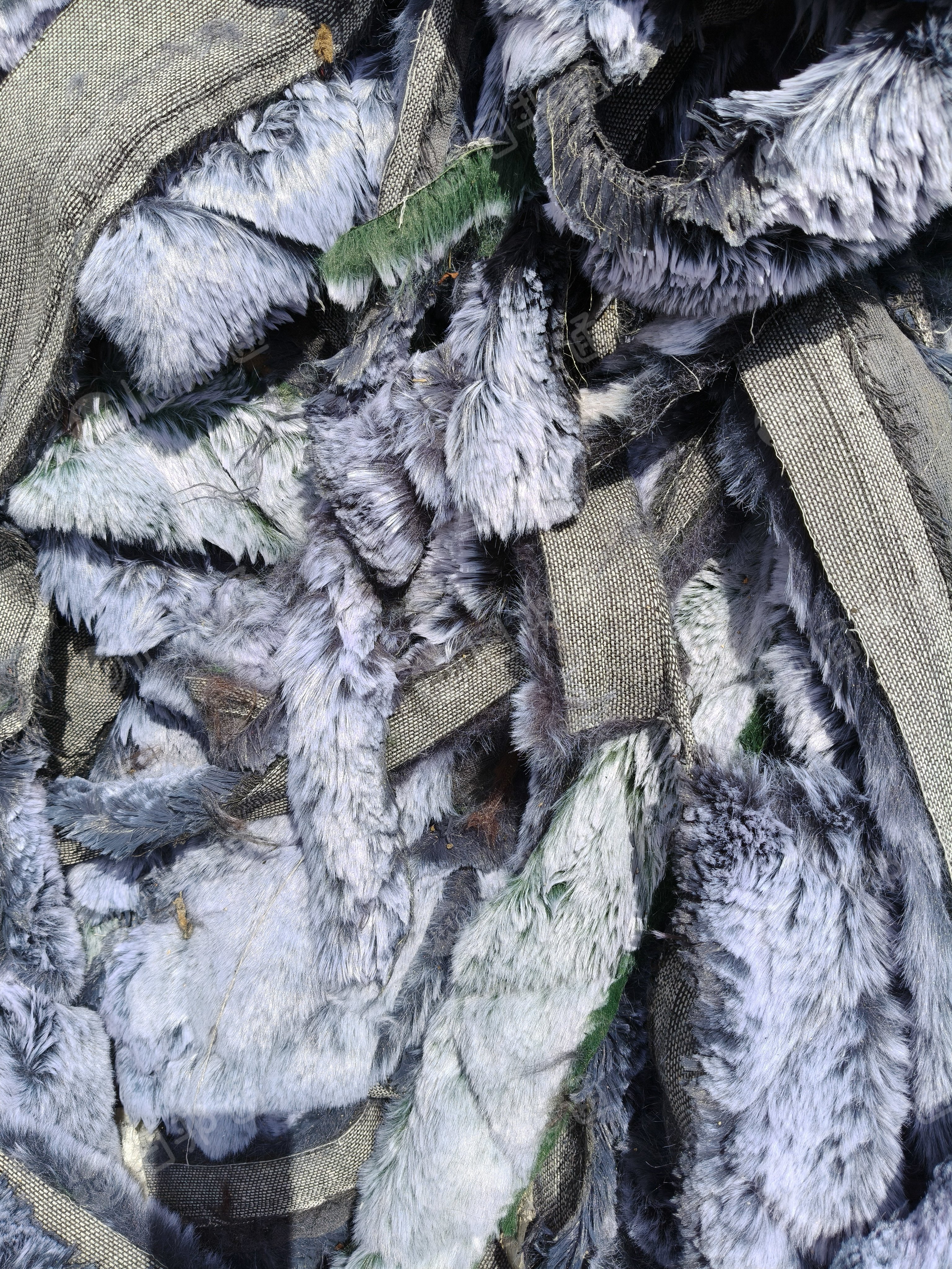 出售地毯边角料，地毯料，毛毛和中间是化纤，下面是涤棉材质，现货有几十吨，货在山东临沂