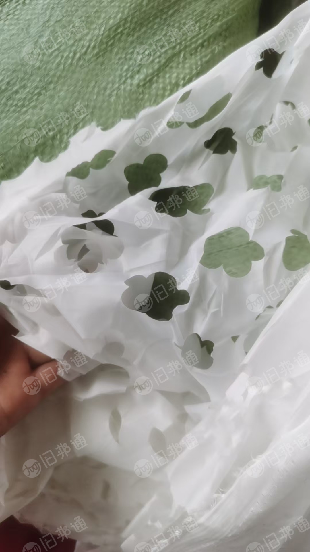 长期出售绣花厂下来的白色废布统货,纯涤纶废布,还有带浆的涤纶废布,麻棉,可开花用,现货80吨左右
