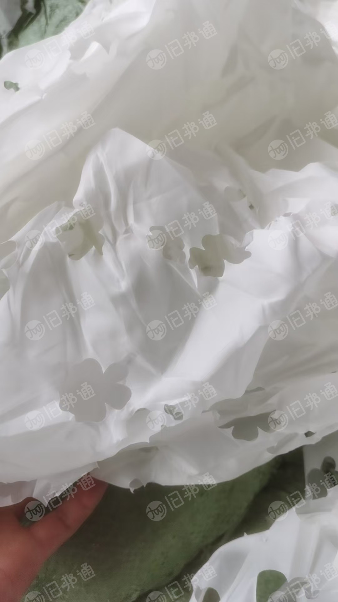 长期出售绣花厂下来的白色废布统货,纯涤纶废布,还有带浆的涤纶废布,麻棉,可开花用,现货80吨左右