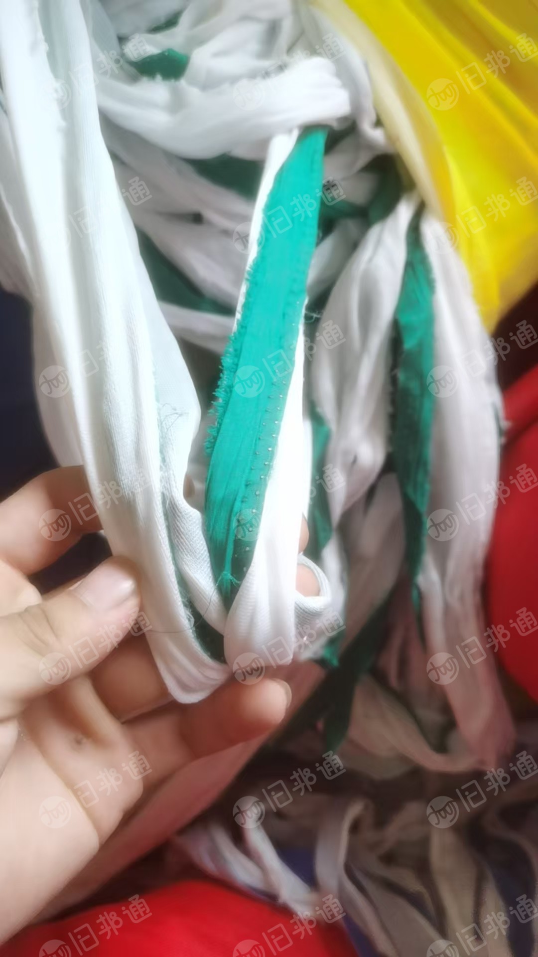长期出售复合厂切下来的带浆的涤纶废布，涤纶布条，纱布，打绳料