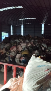 冬装厂长期出售旧衣服黑料，下脚料，燃烧料，月供一百多吨，厂在云南昆明