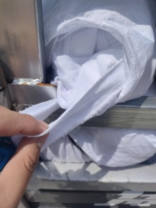 长期出售浴袍厂下来的涤纶废布，白色的，现货10多吨，厂在江苏淮安