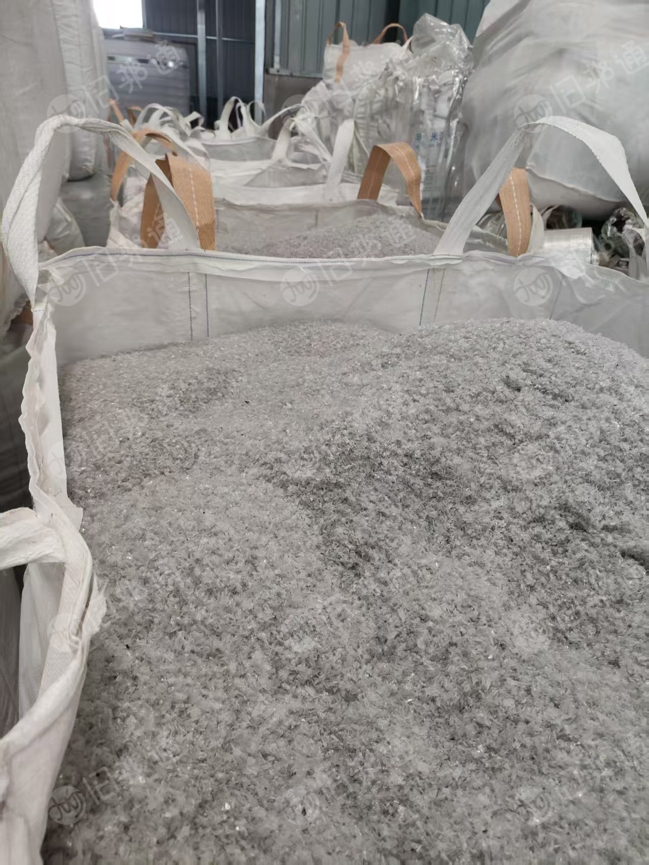 出售铝塑分离下来的PET膜破碎料，部分带胶,现货20吨