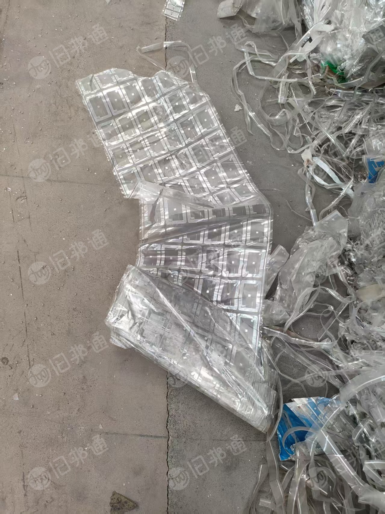 出售铝塑分离下来的PET膜破碎料，部分带胶,现货20吨