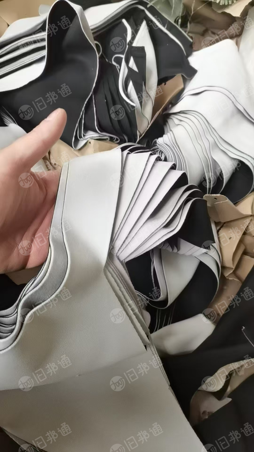 长期出售涤纶废布，一面锦纶废布，中间热印不带浆跟胶，月供五六十吨