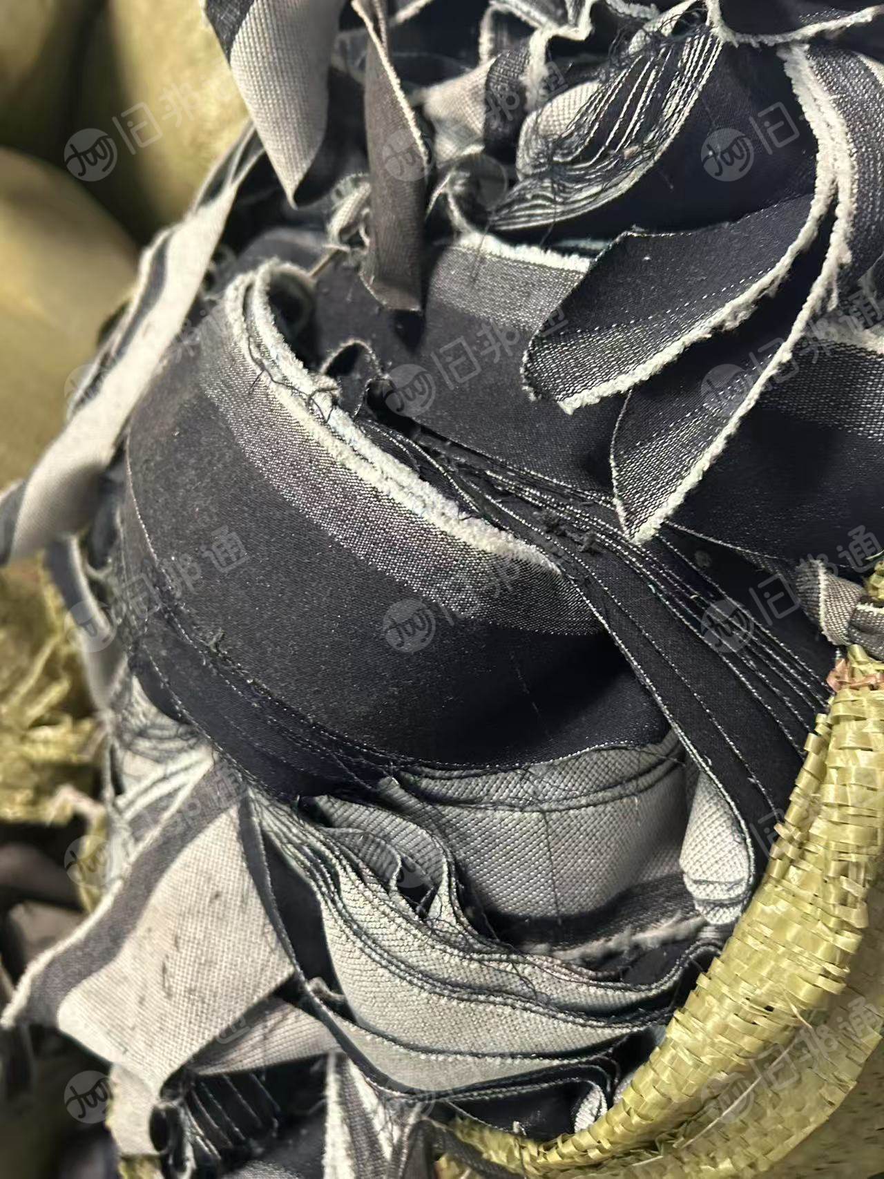 长期出售涤棉牛仔废布，牛仔边角料，统货走，含棉50以上的，现货四五十吨