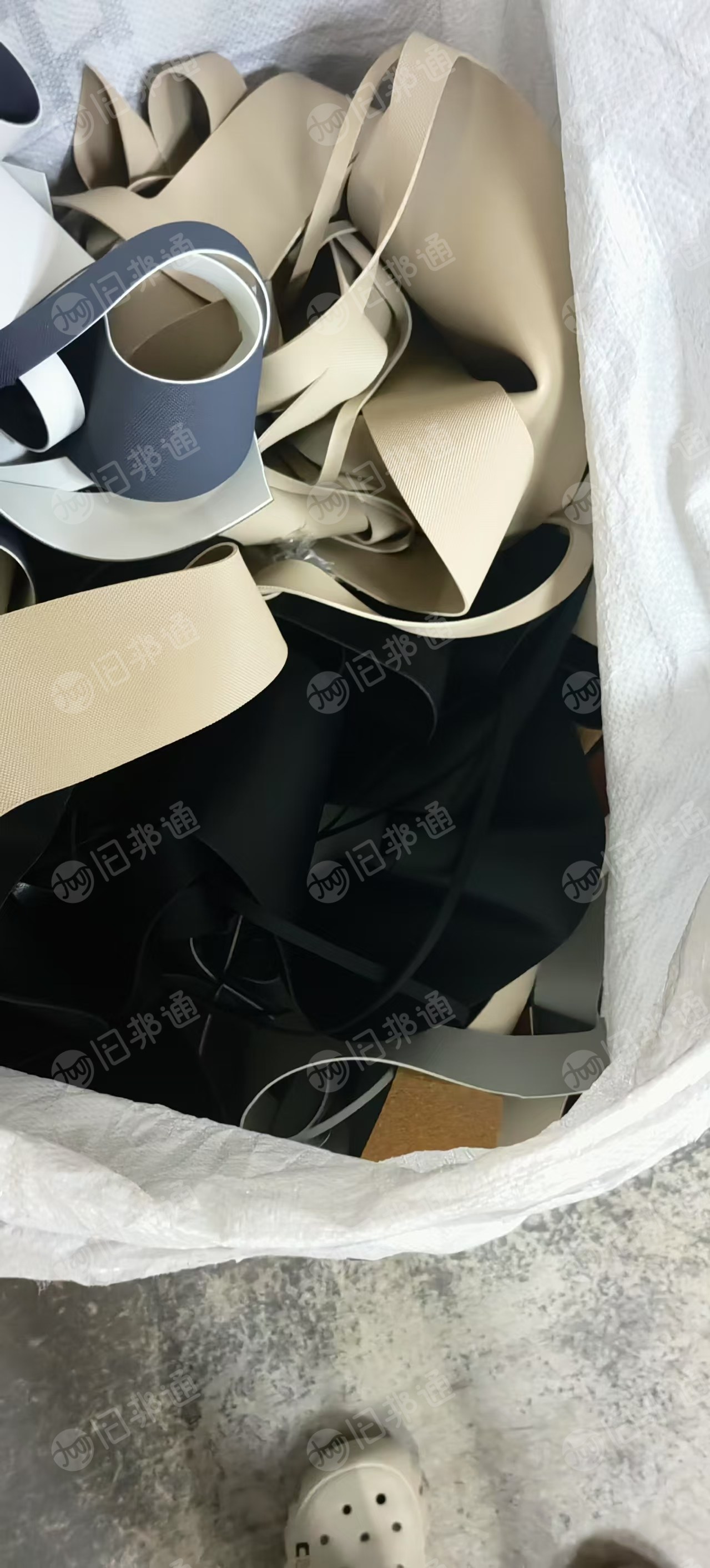 出售PVC双面皮革边角料，月供30多吨，环保料