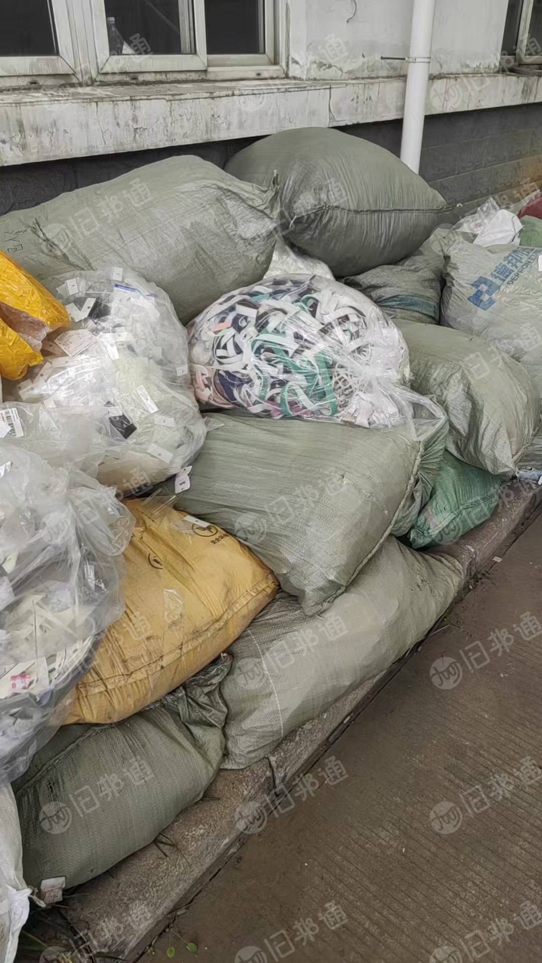 出售PVC双面皮革边角料，月供30多吨，环保料