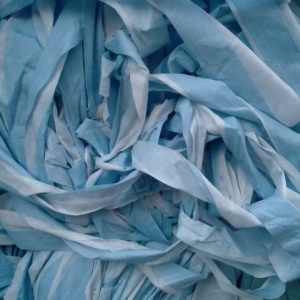 长期出售能褪色无纺布，无纺布边角料，一半粘胶，一般涤纶木浆，可以开花，货在江苏苏州