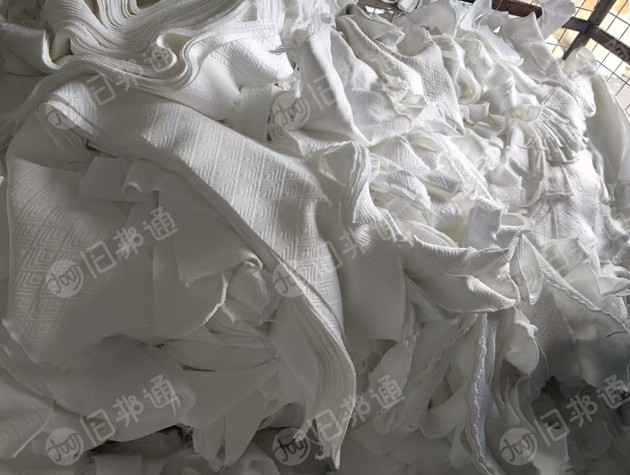 长期出售白色的床垫下脚料，空心丝，现货十几吨
