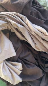 长期出售涤纶复合氨纶废布，鞋材废布，带胶，现货30吨左右