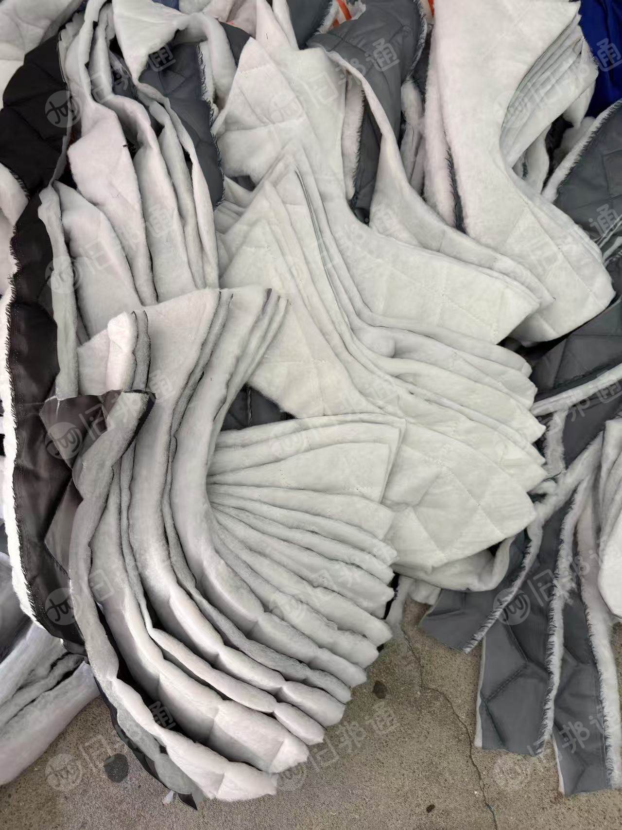 长期出售服装厂下来的绗棉，绗棉边角料，现货六七吨