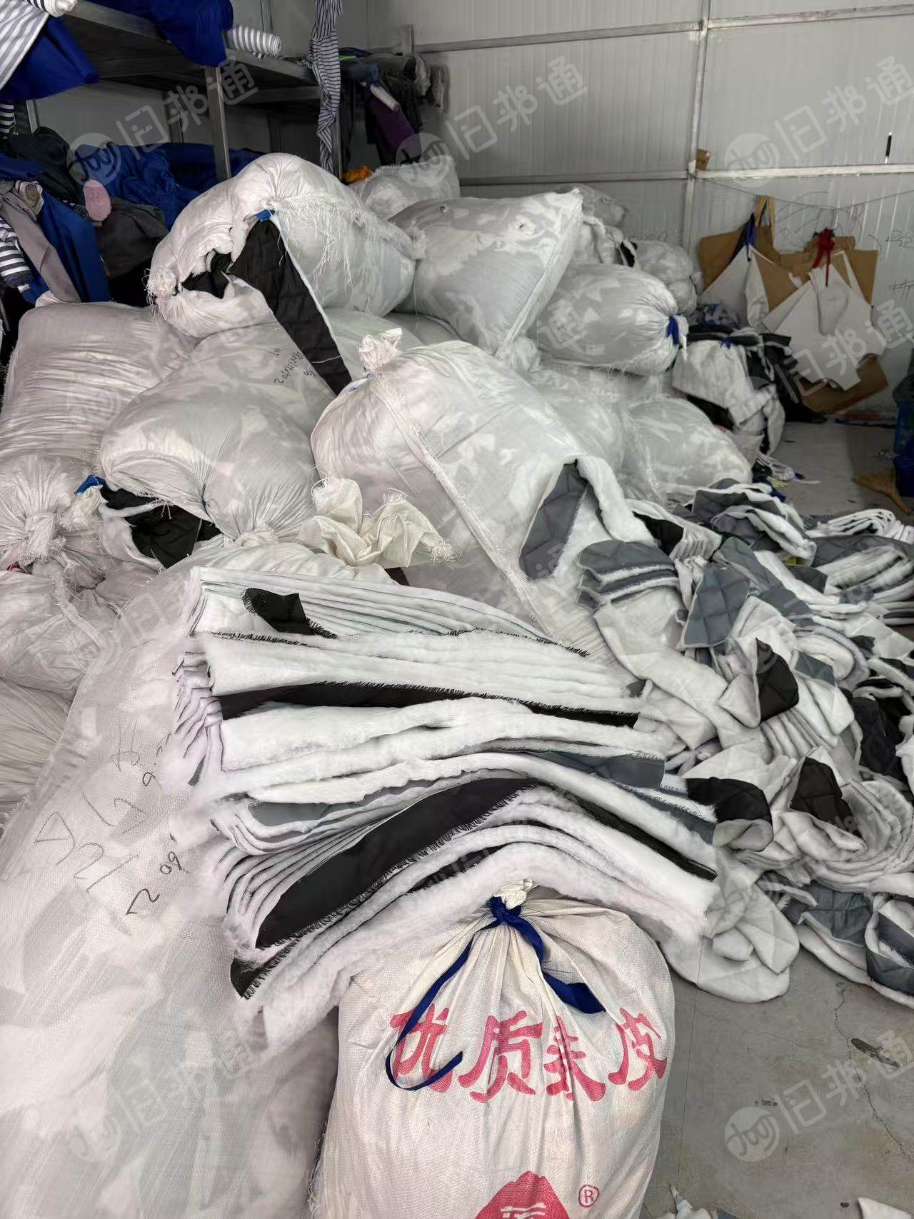 长期出售服装厂下来的绗棉，绗棉边角料，现货六七吨