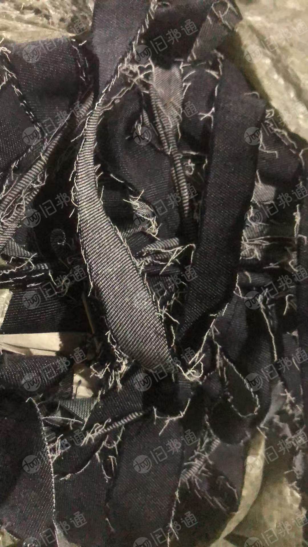 长期出售牛仔碎布，化纤牛仔布，可褪色，含棉85左右，现货有30吨，货在浙江温州