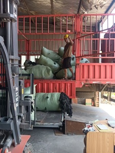 长期出售涤纶+锦纶+PE膜，三合一布条，黑色，现货5吨左右，造粒用，货在江苏苏州常熟