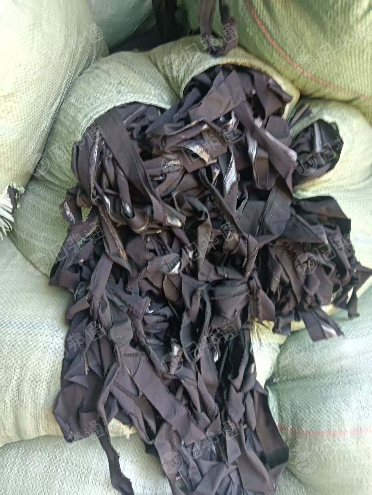长期出售涤纶+锦纶+PE膜，三合一布条，黑色，现货5吨左右，造粒用，货在江苏苏州常熟