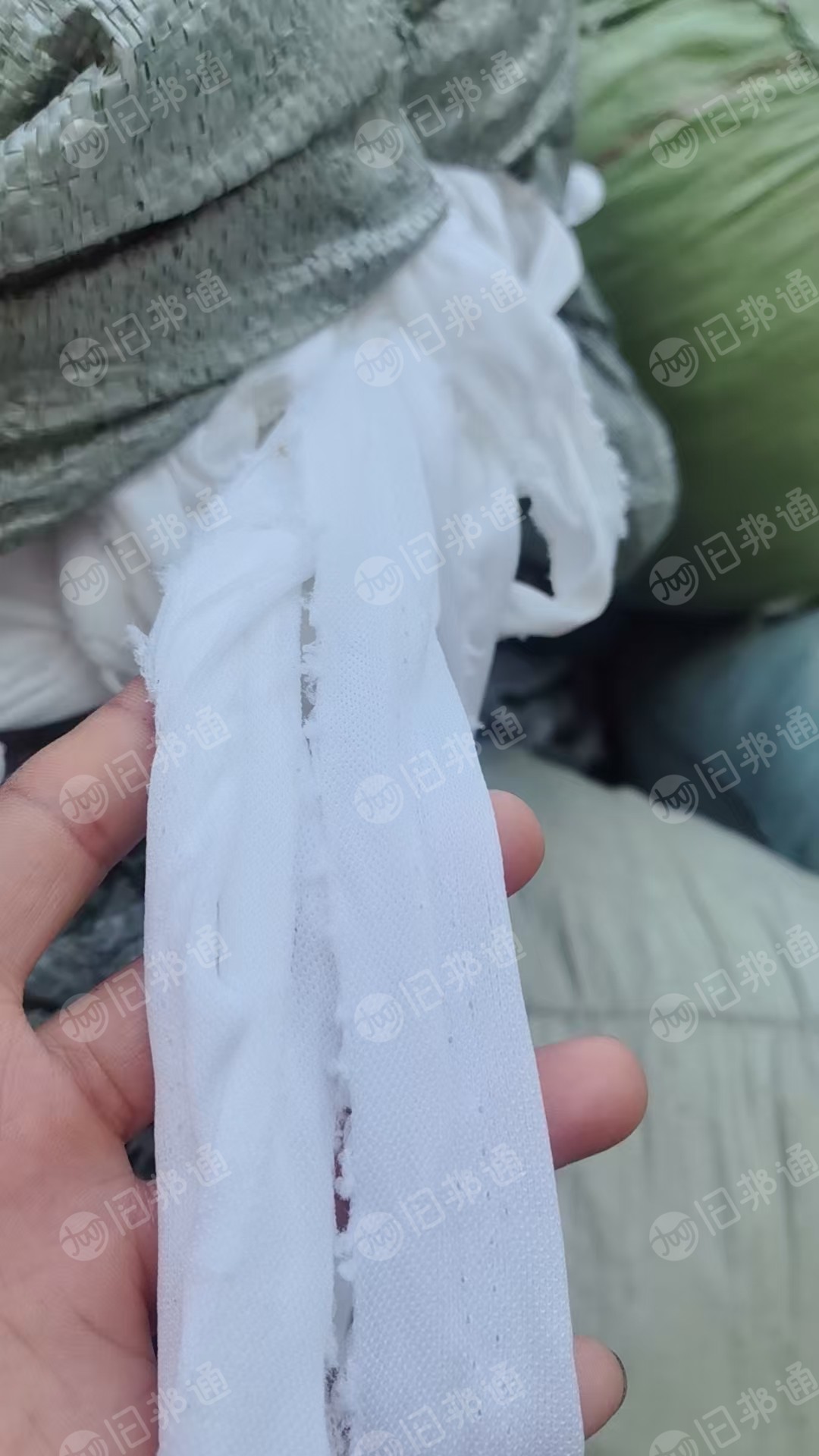 长期出售涤纶废布，涤纶造粒布，黑色一个月5-6吨， 白色一个月10吨左右， 厂在四川成都