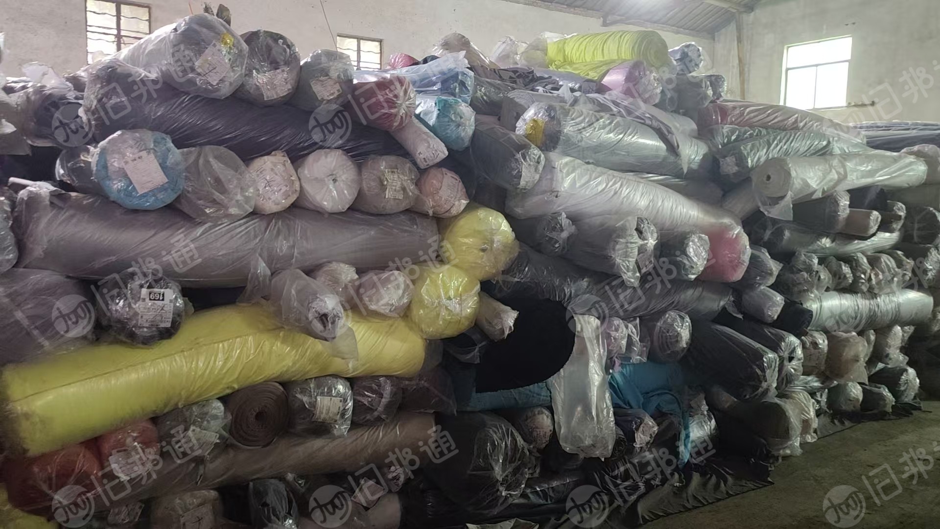 出售一批户外服装面料，全面毛圈绒。空气层。瑜伽布料。鸟眼布料。平板布。针织拉毛，现货90吨