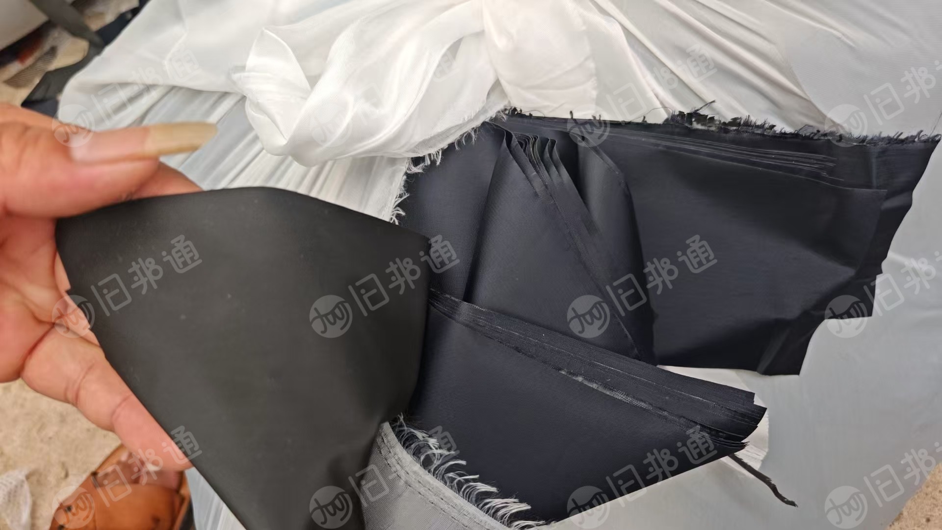 长期出售做雨衣下来的涤纶复合布，涤纶复合pvc，雨衣边角料，现货40吨左右