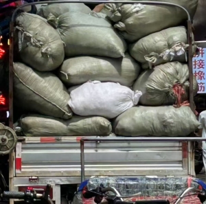 长期出售裁床废布料，碎布料，有多种布料，杂货，每天都有几吨，货在广东广州