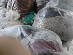 长期出售杂色涤氨废布,造粒用,每个月十几吨,货在福建福州