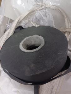 出售一批无纺布盘料，黑色，现货13吨左右， 厂在山东临沂