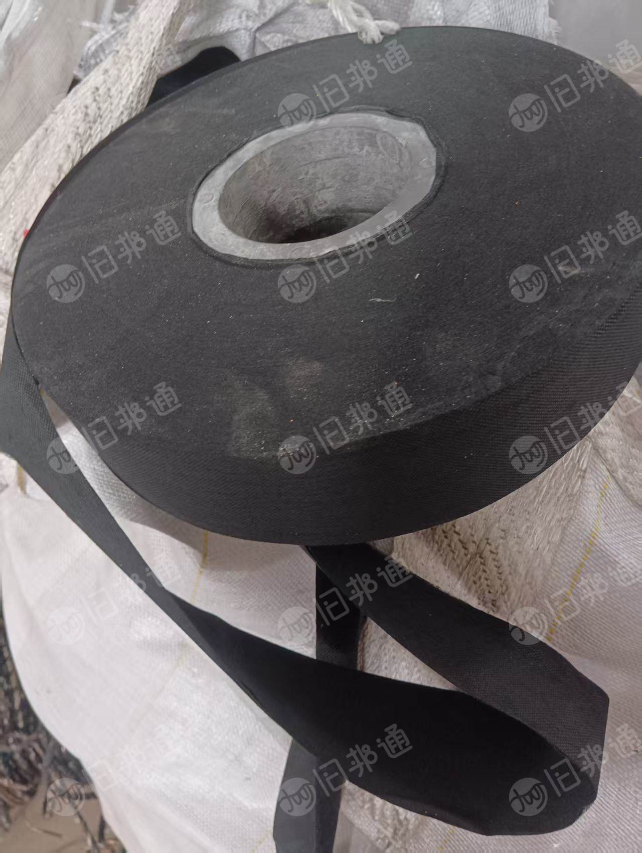 出售一批无纺布盘料，黑色，现货13吨左右， 厂在山东临沂