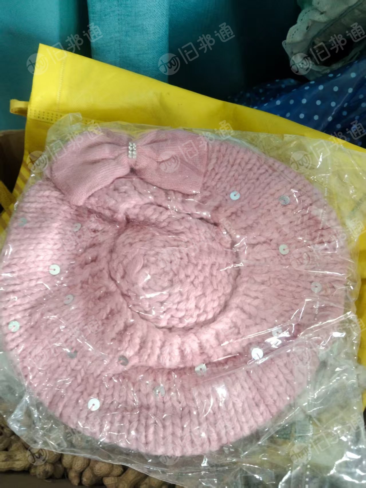 出售有一批库存帽子,现货1吨左右。货在河南商丘