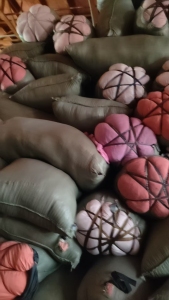 长期出售杂色涤棉废布，涤棉擦机布，有几十公分到十几米，含棉80，现货有十几吨，货在福建泉州