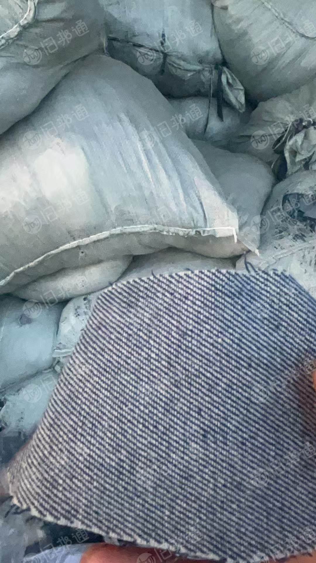 长期出售牛仔边角料，涤棉牛仔废布，35涤65棉，现货9.6米两车