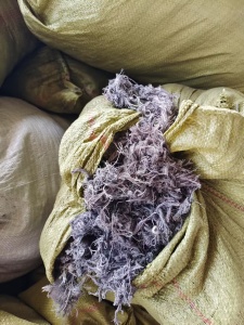 长期出售涤棉灰色的布边纱，帆布上裁下来的，现货有9.6一车，厂在河南开封