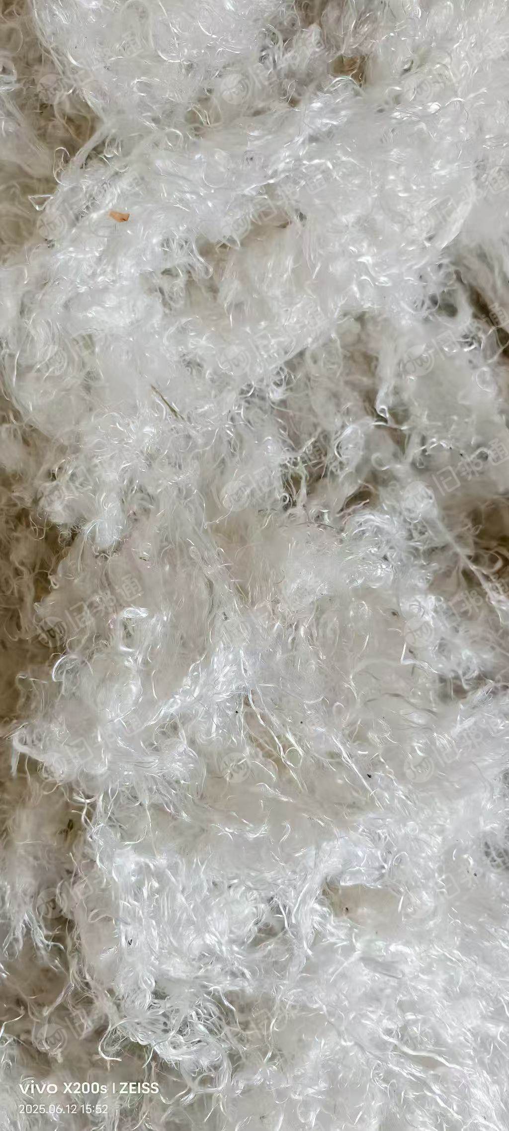 大量出售涤纶安全网开松好的化纤棉，月供80吨左右，可做土工布用