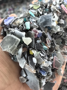 出售黑色pet厚片破碎料