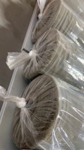 工厂出售一批锦氨库存布， 现货有1万多米。涤纶的库存布也有一点，厂在江苏苏州