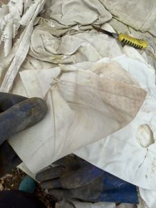 长期出售纯涤纶废布，涤纶边角料，月供30吨，货在云南昆明