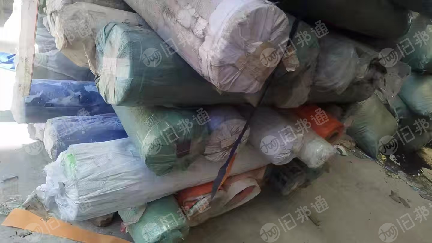 出售PVC的箱包拉链皮革,库存皮革,一等品,门幅1.5.克重230,现货有16吨,货在江苏无锡