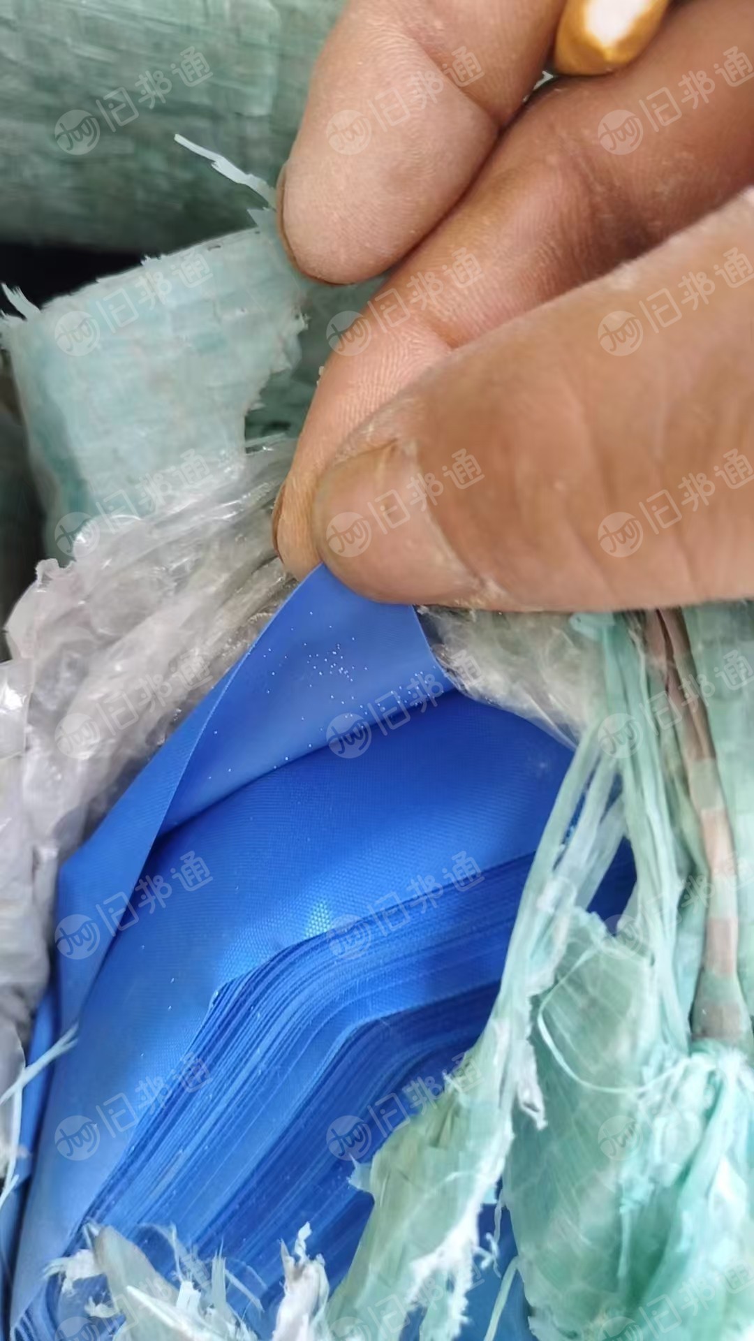 出售PVC的箱包拉链皮革,库存皮革,一等品,门幅1.5.克重230,现货有16吨,货在江苏无锡