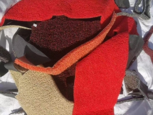 长期出售地毯边角料，丝圈脚垫，可以做革，造粒，货在河北定州