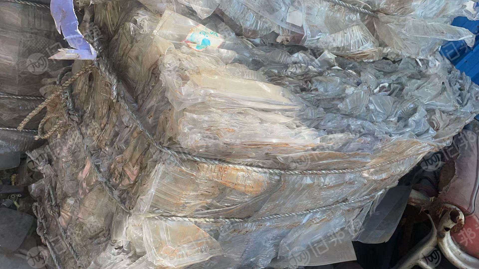 出售矿泉水瓶分拣出来的PET吸塑盒压块，现货9*6一车