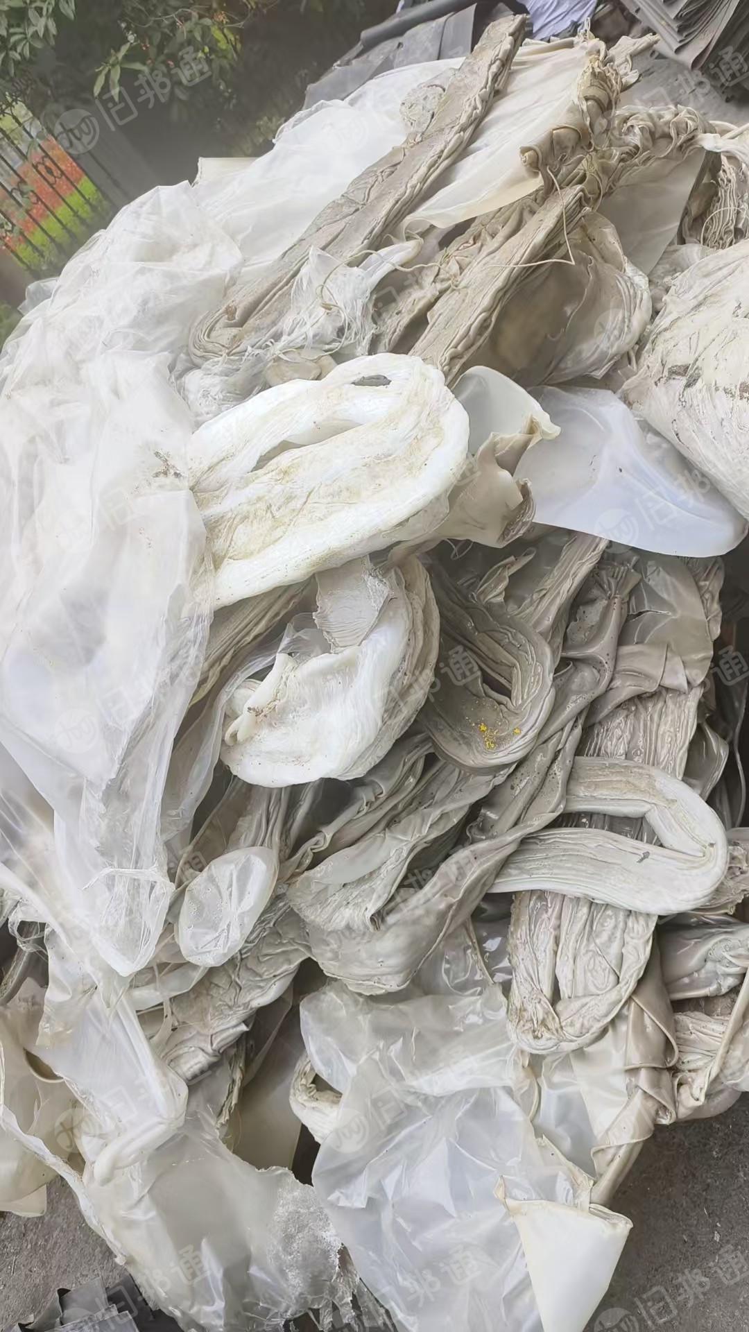 厂家出售汽车内饰边角料，涤纶汽车内饰料，涤纶机头料，现货有7吨左右，货在安徽蒙城