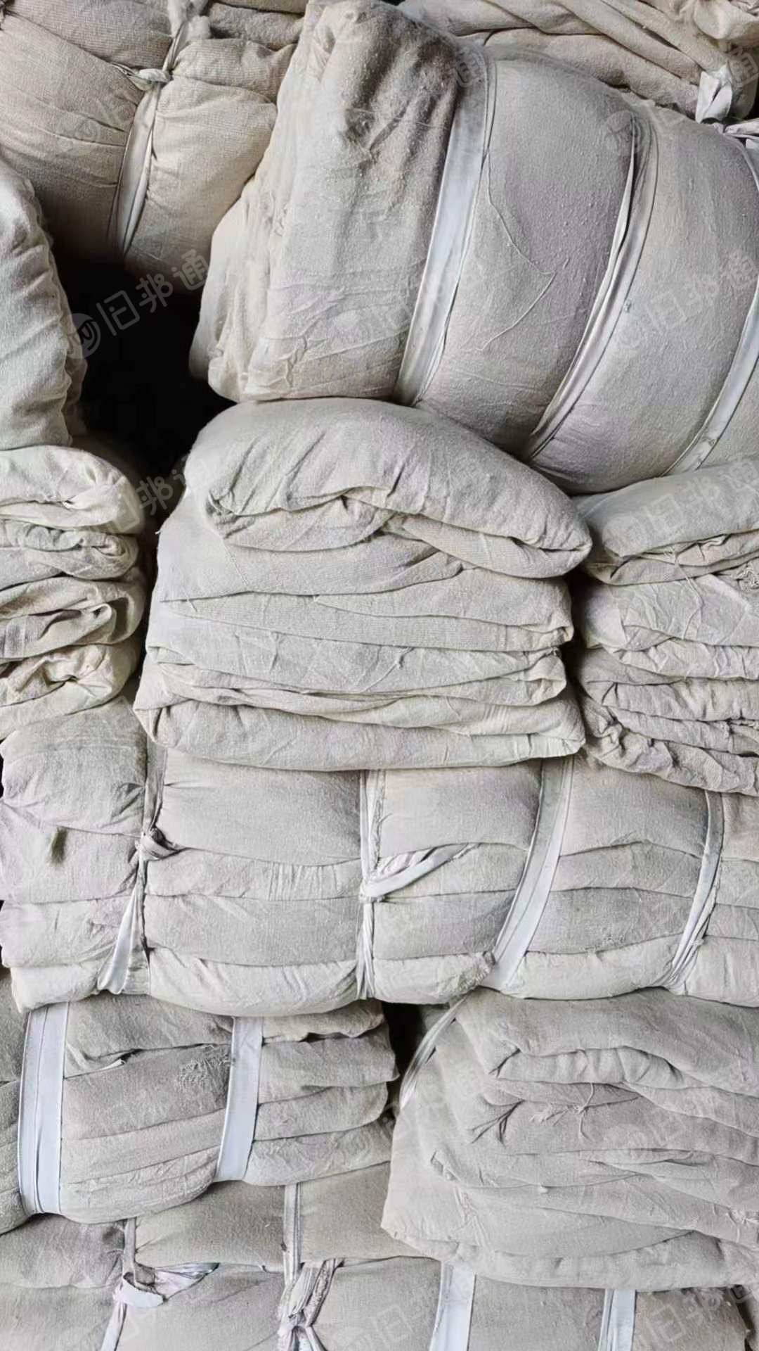 现货出售一批小卷布，涤棉材质的，可以做套袖围裙手套里，现货8吨左右，货在河北石家庄辛集