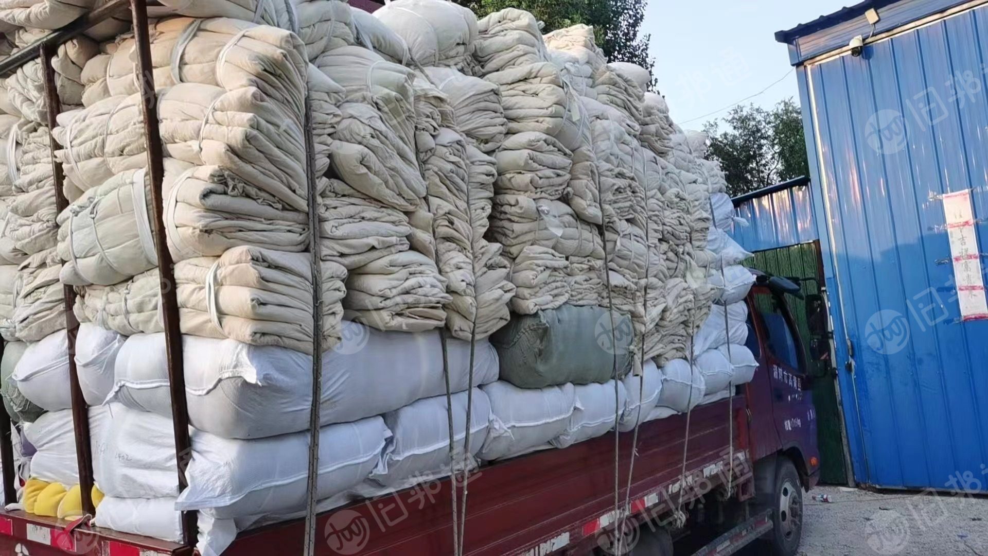 现货出售一批小卷布，涤棉材质的，可以做套袖围裙手套里，现货8吨左右，货在河北石家庄辛集