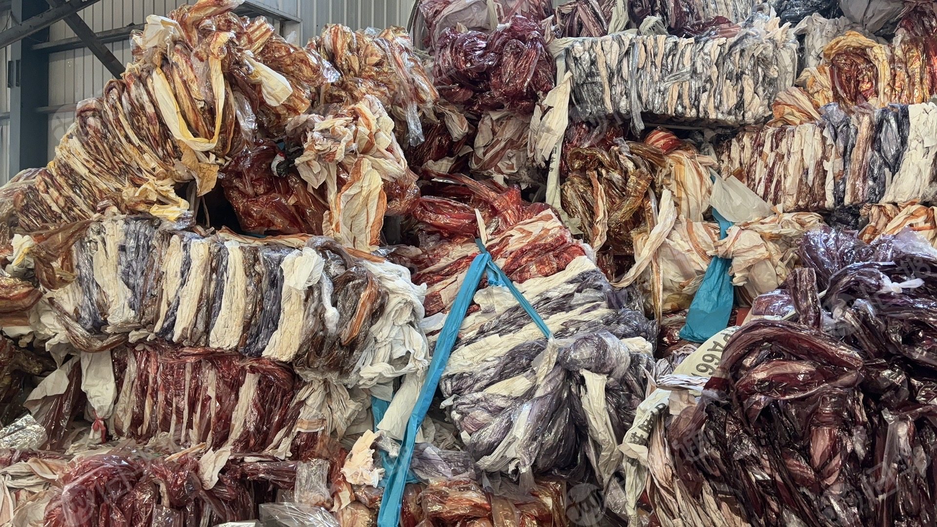 长期出售铝材木纹纸压包料,一包百来斤