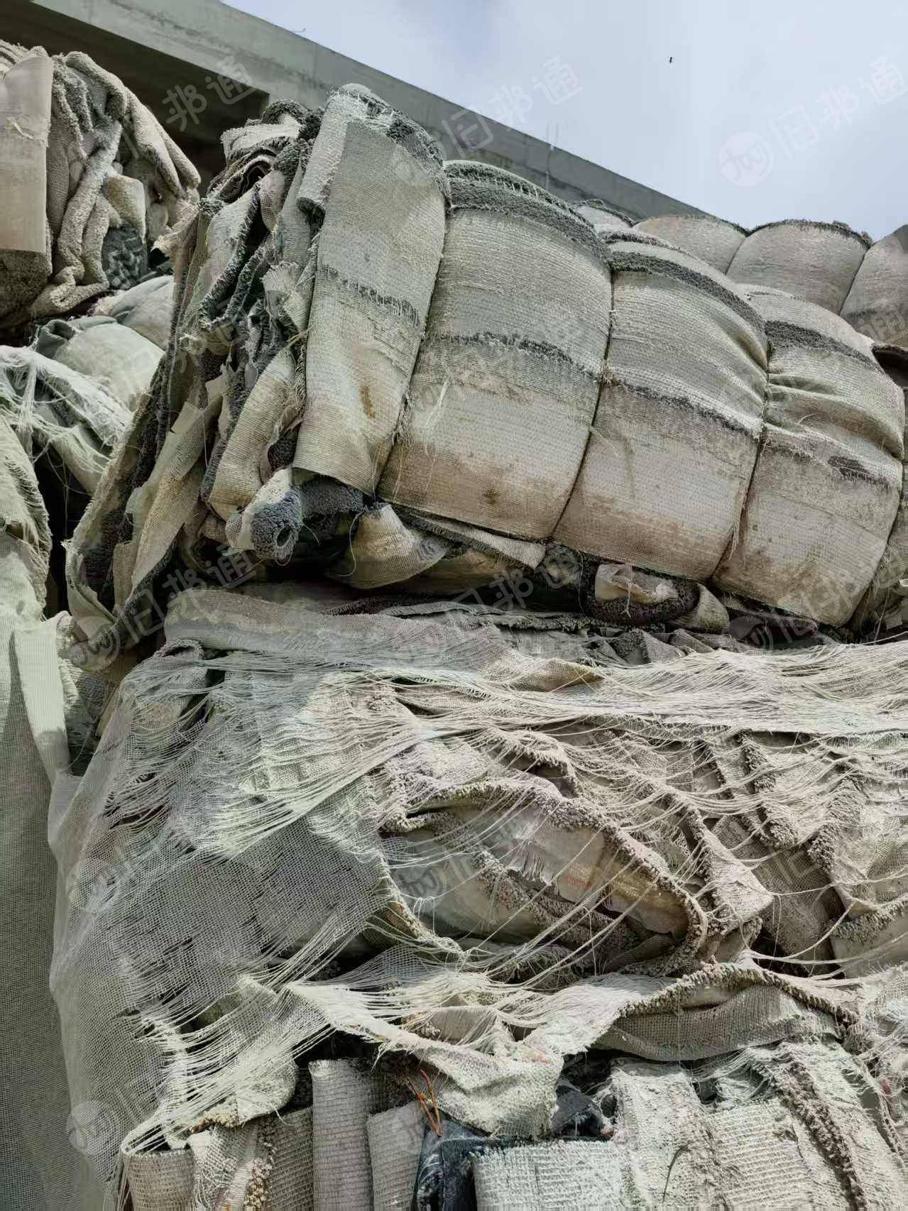 大量出售地毯边角料,地毯废料,有纤维的,也有羊毛的,现货两百多吨