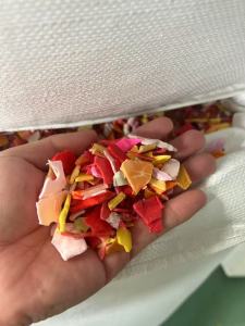 出售各种颜色的工程丙破碎料，分色丙破碎料，灰分2个左右，月供200吨