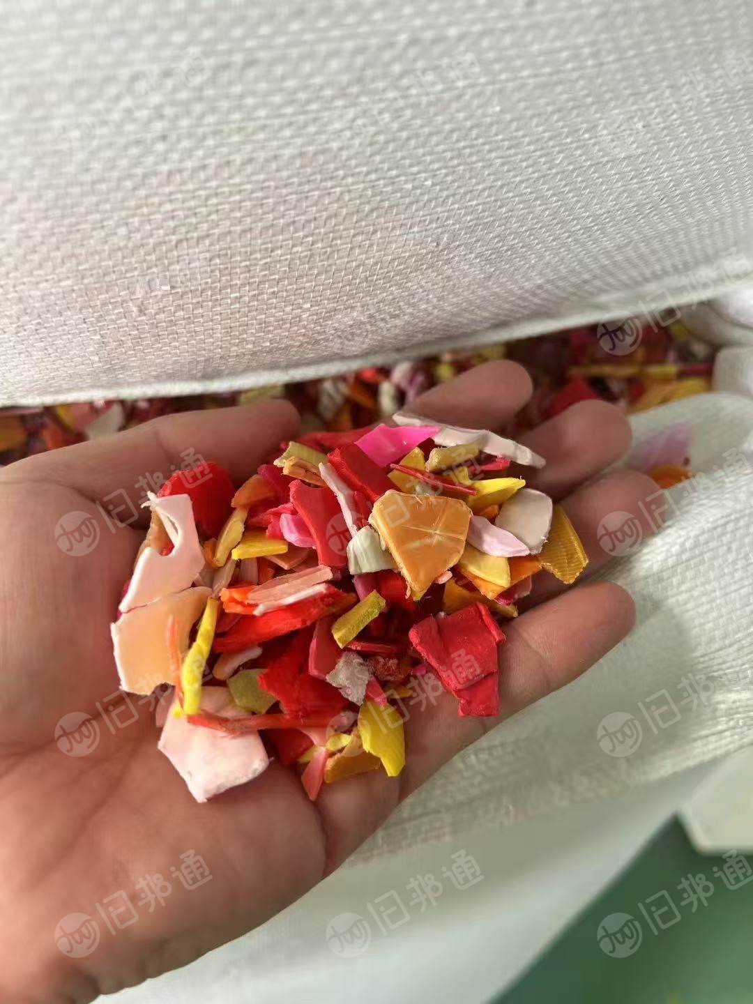 出售各种颜色的工程丙破碎料，分色丙破碎料，灰分2个左右，月供200吨